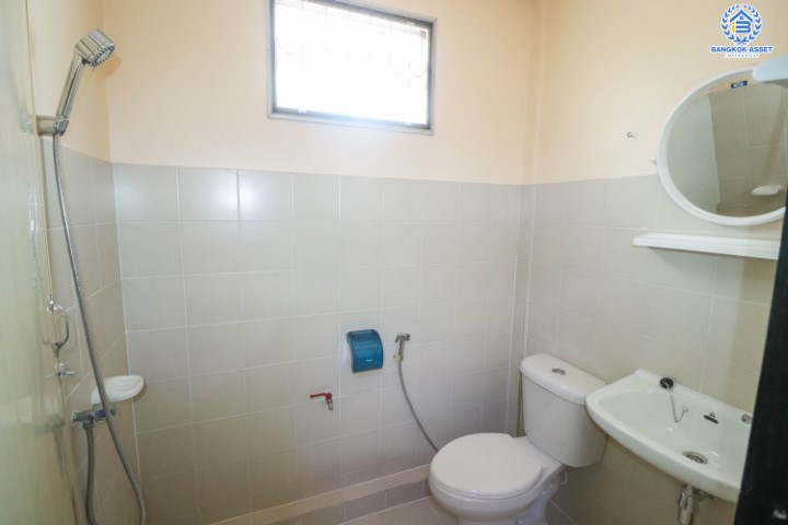 *****ทาวน์เฮ้าส์มือสองย่านนนทบุรี ม.พระปิ่น3 กาญจนาภิเษก บ้านพร้อมอยู่ ทำเลดี บนเนื้อที่ 24 ตร.ว. ฟังก์ชัน 2 ห้องนอน 2 ห้องน้ำ 2 ที่จอดรถ แถมฟรี! เครื่องปรับอากาศ 1 เครื่อง เชื่อมต่อถนนกาญจนาภิเษก และถนนรัตนาธิเบศร์ ใกล้เซ็นทรัลเวสต์เกต และรถไฟฟ้าสายสีม่วง "สถานีตลาดบางใหญ่"